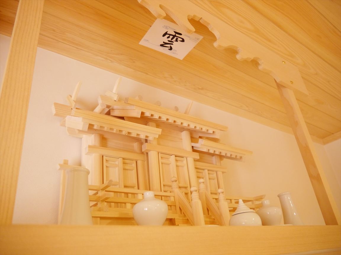 神棚の上に雲が出現 長野で冬でも暖かい快適な自然素材 無垢材を使用した住宅を建てる